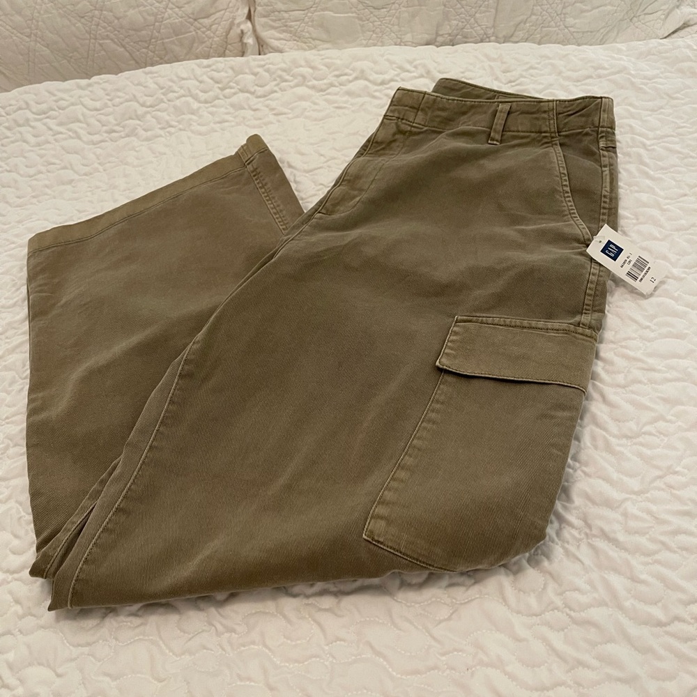 GAP Women's Cargo Pants in Olive